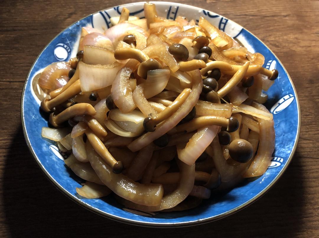 洋葱炒蟹味菇的做法