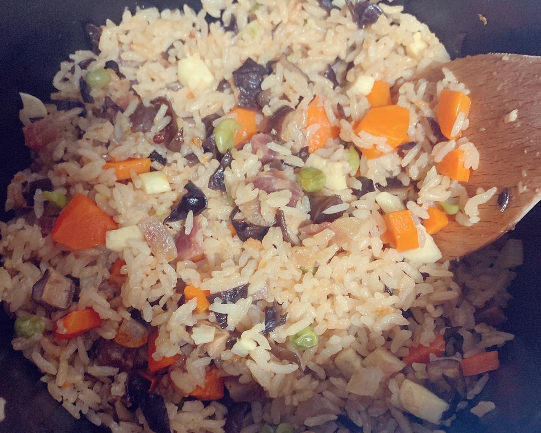 超简易又好吃腊肠焖饭啦