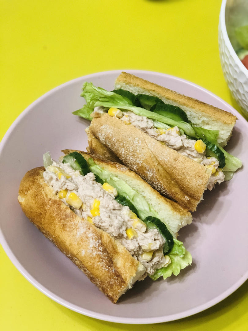 金枪鱼法棍三明治