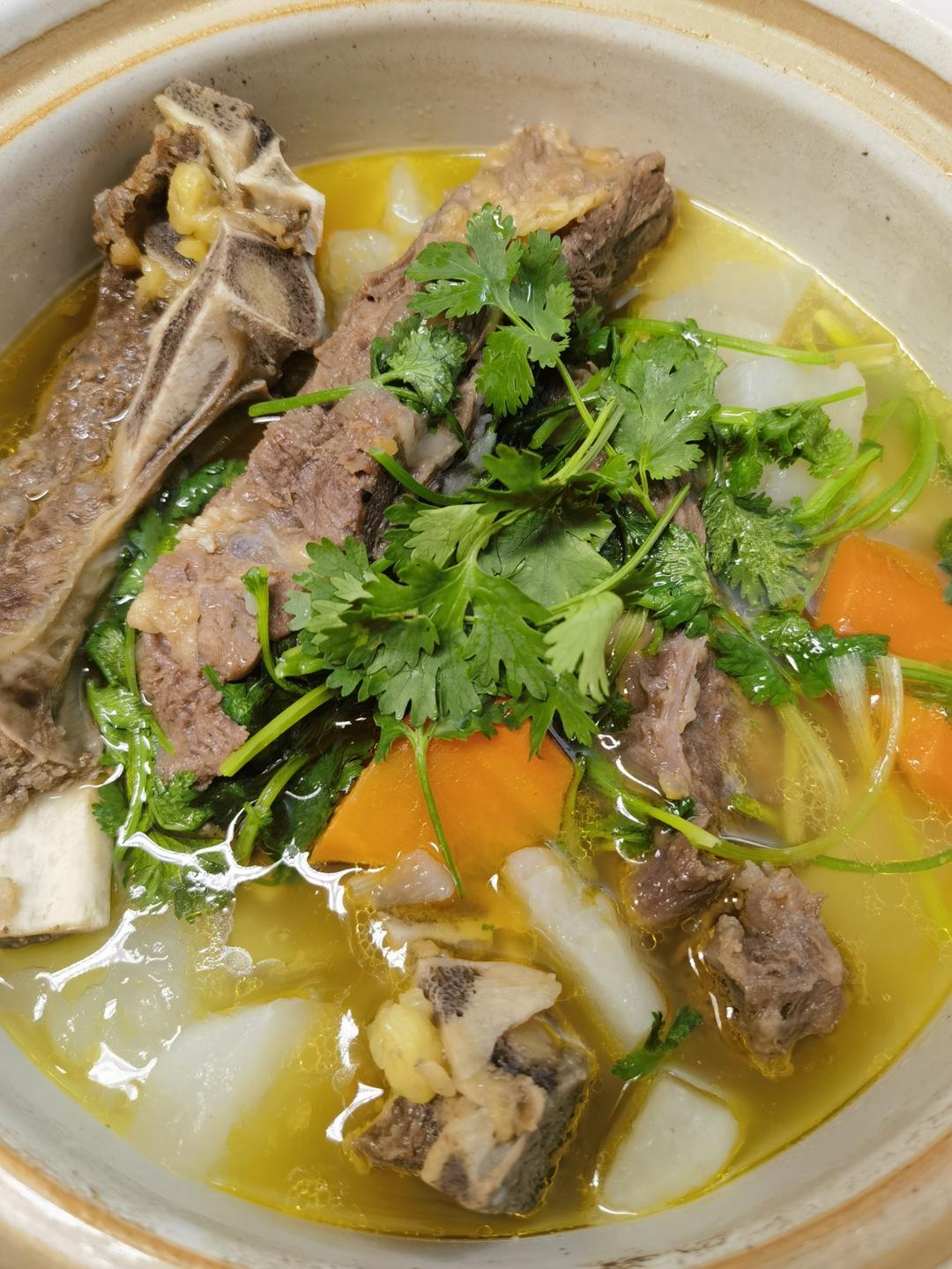 驱寒暖身：萝卜炖牛肋排