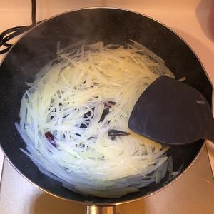 滇味酸辣土豆丝（糟辣子炒洋芋）的做法 步骤9