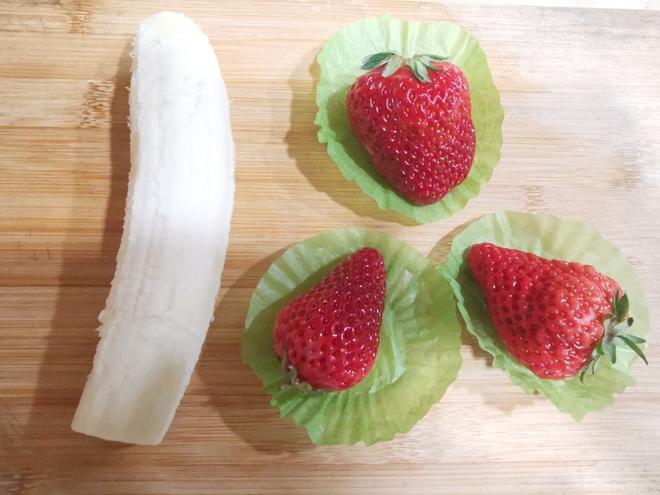 草莓🍓香蕉奶昔的做法