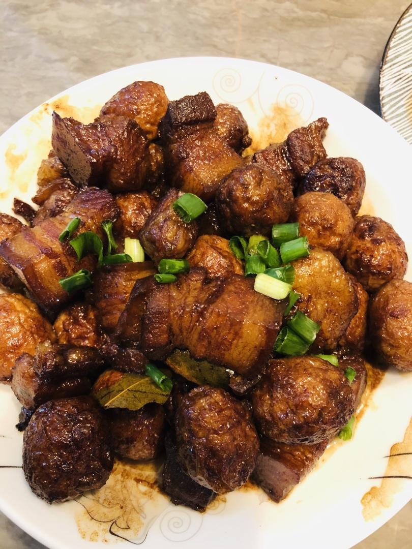 加了鹌鹑蛋后，这盘红烧肉，美味的逆天啦——鹌鹑蛋烧肉（孔瑶食谱）