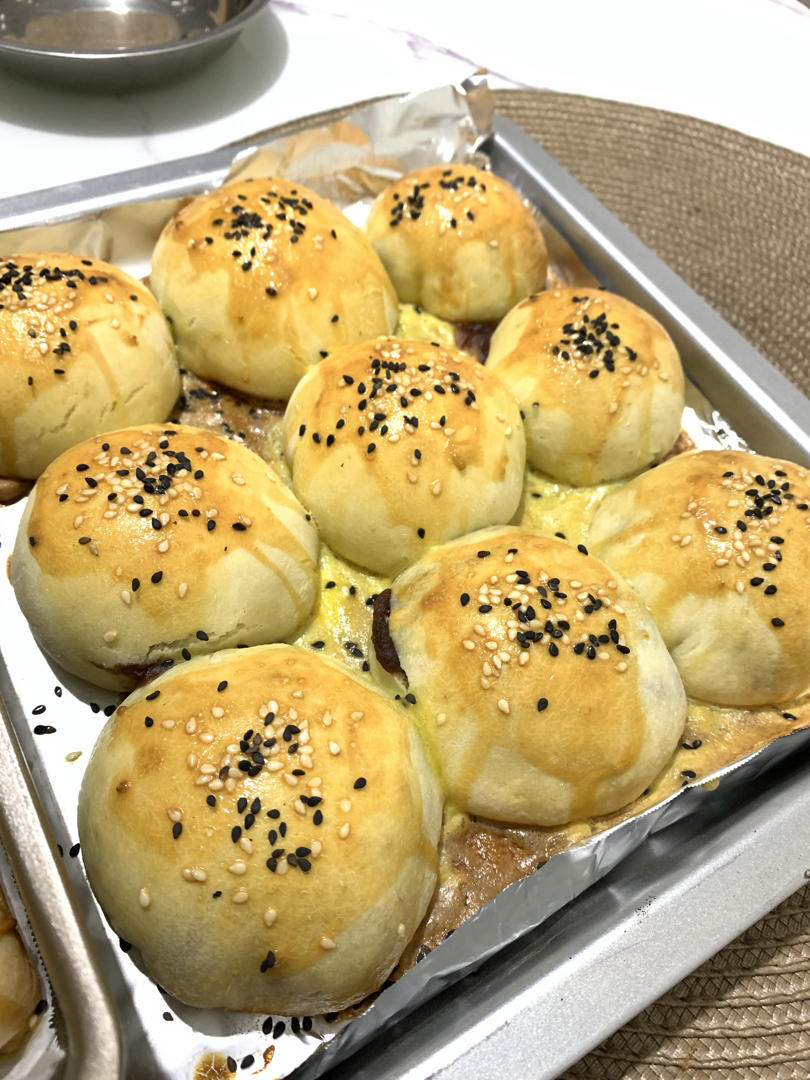 超软的奶香红豆沙面包