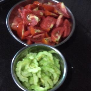 西红柿苦瓜肉片汤的做法 步骤2