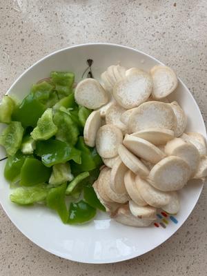 青椒杏鲍菇炒肉片的做法 步骤2