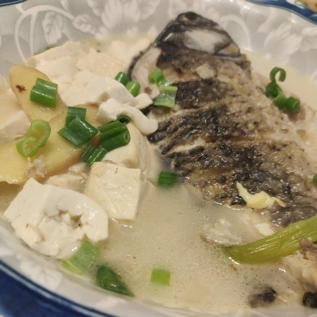 奶白鲫鱼豆腐汤|一条鱼最后的温柔