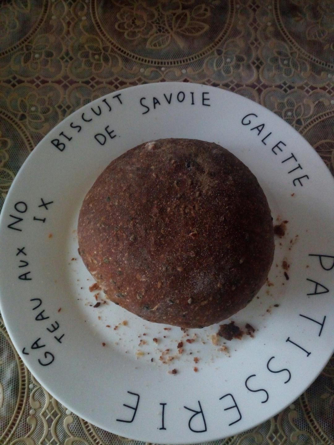 黑麦红枣核桃黑芝麻软欧面包