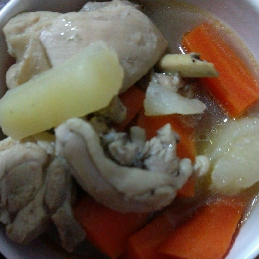 胡萝卜土豆炖鸡汤。