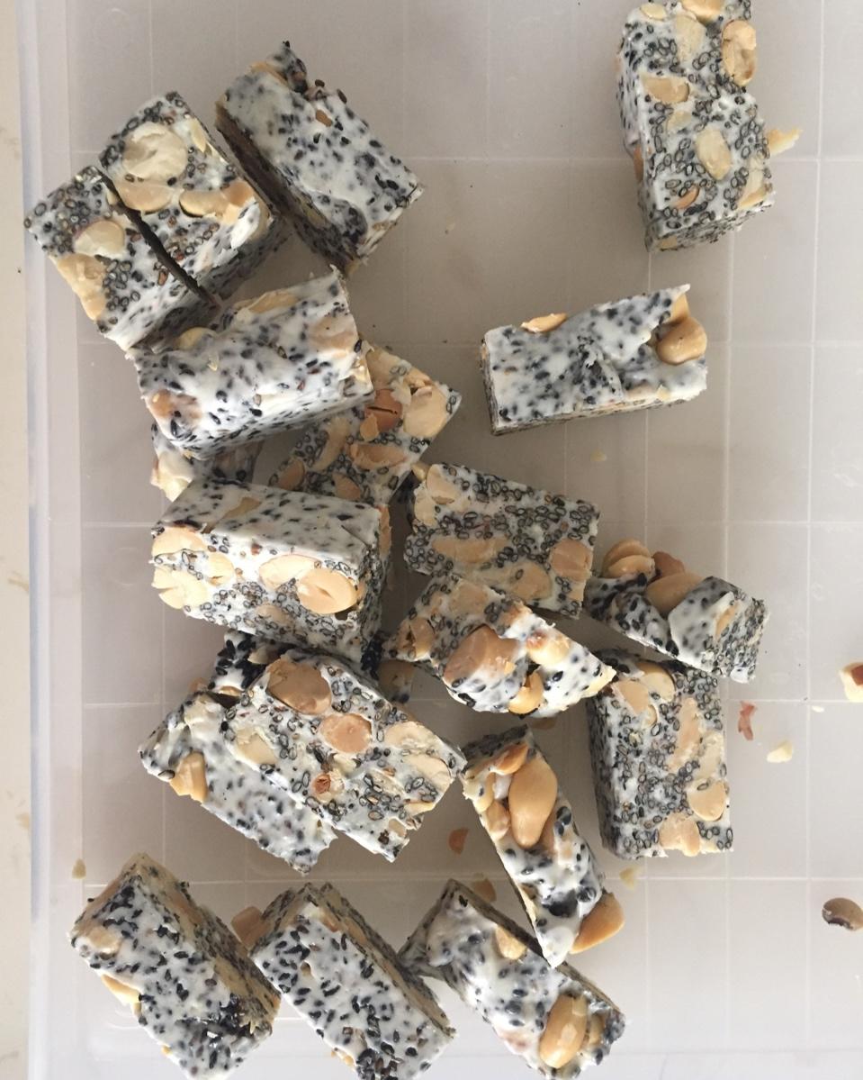 黑芝麻花生牛轧糖