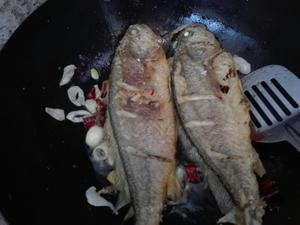 煎焖黄花鱼的做法 步骤4