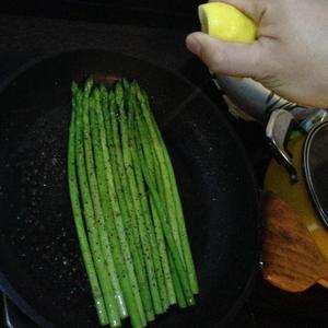 黯然销魂三文鱼芦笋藏红花西班牙海鲜饭的做法 步骤8