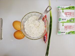 香葱蛋奶煎饼❗️营养丰富又香又软，十分钟快手早餐❗️的做法 步骤1