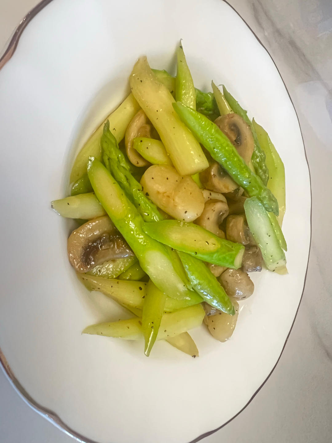 芦笋炒口蘑，口蘑鲜美，芦笋脆嫩。一学就会营养家常菜[味好美香辛时今菜]