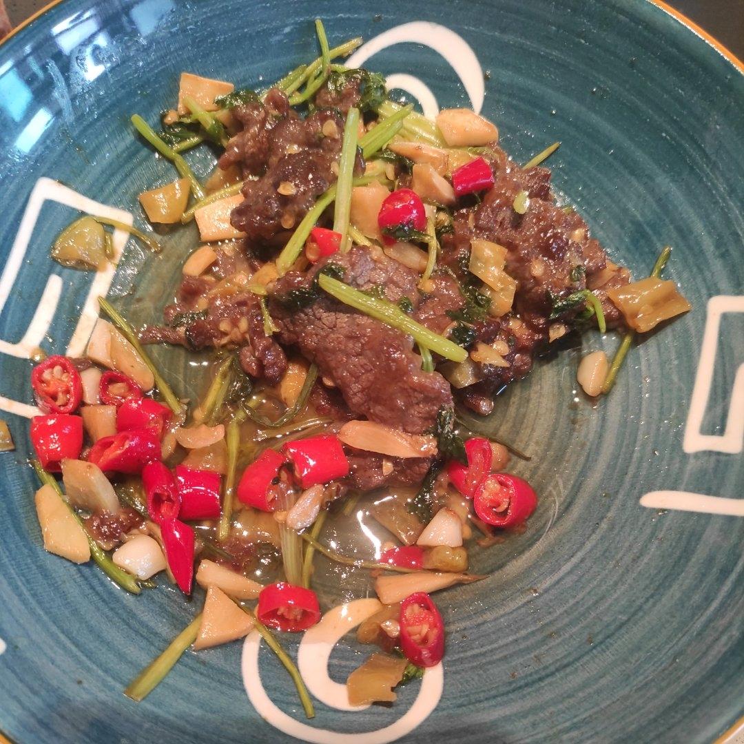 小炒黄牛肉，肉嫩味香！太好吃了简直是米饭杀手！