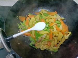 家常菜胡萝卜炒炸猪皮的做法 步骤7