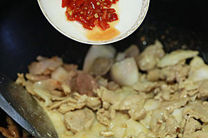 新春小炒：椰青炒瘦肉的做法 步骤4
