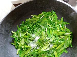 几分钟做好韭菜炒鸡蛋（家常菜）的做法 步骤8