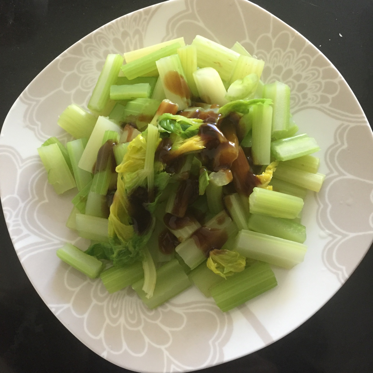 蚝油拌芹菜（极简1分钟快手菜