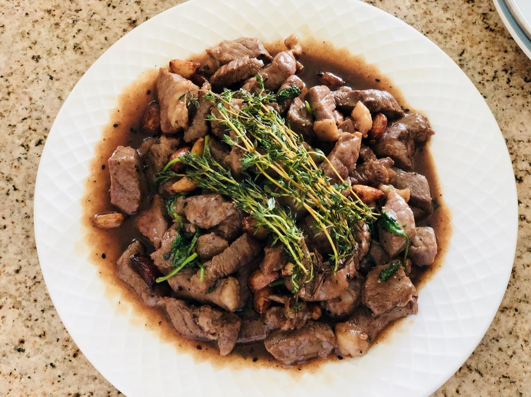 黑胡椒蒜子牛肉粒