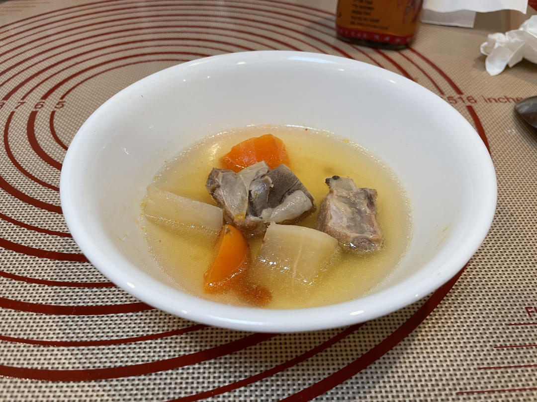 甜玉米排骨山药汤，再加胡萝卜，味道甘甜，滋补养生