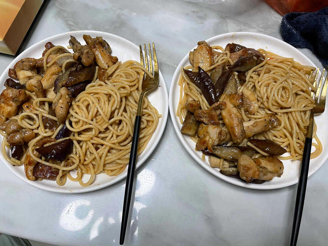 低脂却让人上瘾的黑椒炒意面（鸡胸肉有了一个好归宿😋）