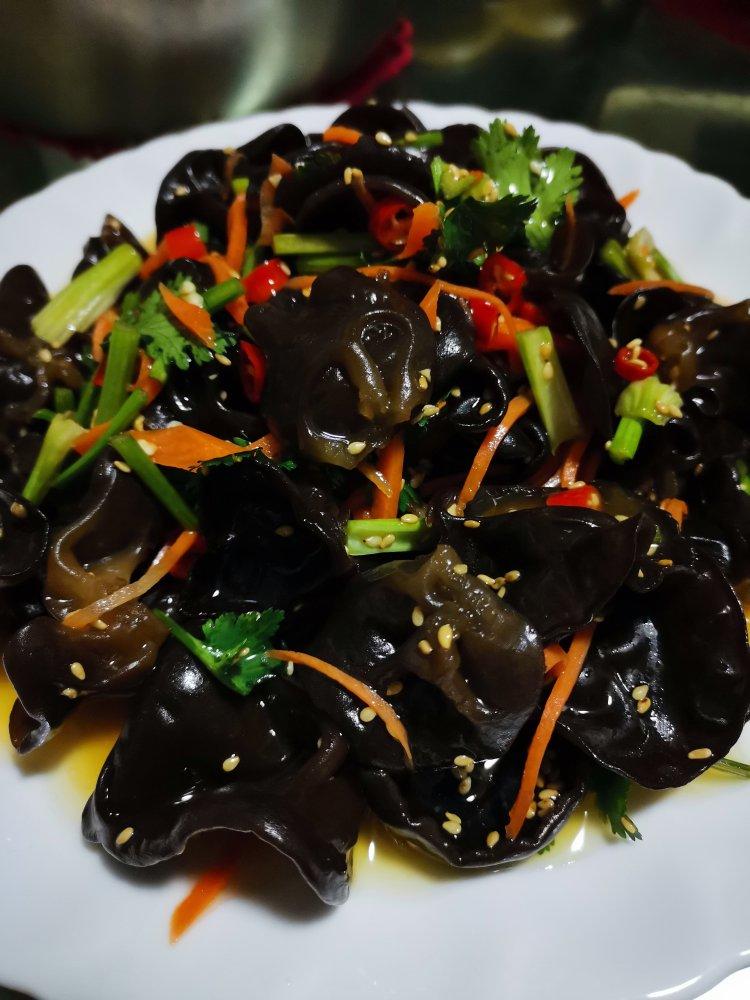 特别好吃 黑木耳,洋葱,香菜,蒜,小米椒,陈醋,生抽,蚝油