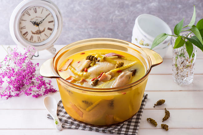 简单炖出养生汤煲——枫斗老鸭扁尖汤的做法