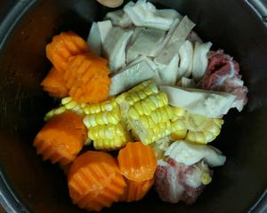 莲子猪肚排骨汤的做法 步骤4