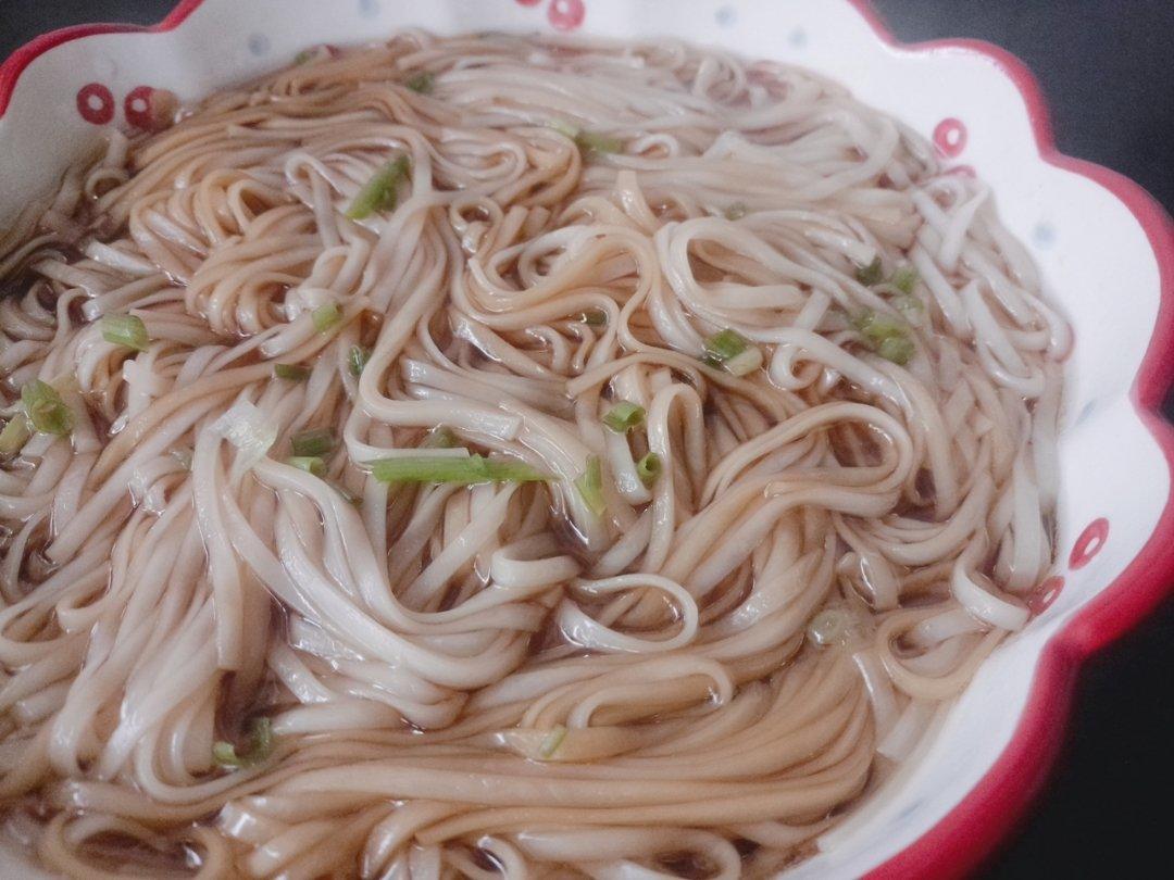 这是一碗可以让你，连汤带面吃个底朝天的，家常版阳春面！