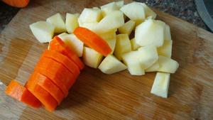 苹果胡萝卜排骨汤，润燥清肺的做法 步骤2