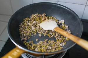 【北鼎烤箱食谱】泡豇豆炒肉烘蛋的做法 步骤3