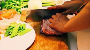 简单又健康的五彩蔬菜牛肉，让你抓住孩子的胃的做法 步骤2