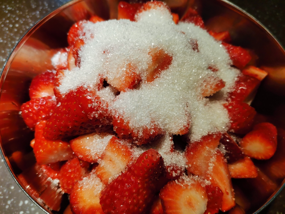 【亮晶晶的草莓酱】摘太多吃不完的好方法的做法 步骤3