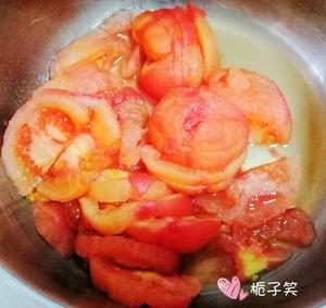 如何熬出喷香的番茄煎蛋汤🍳的做法 步骤2