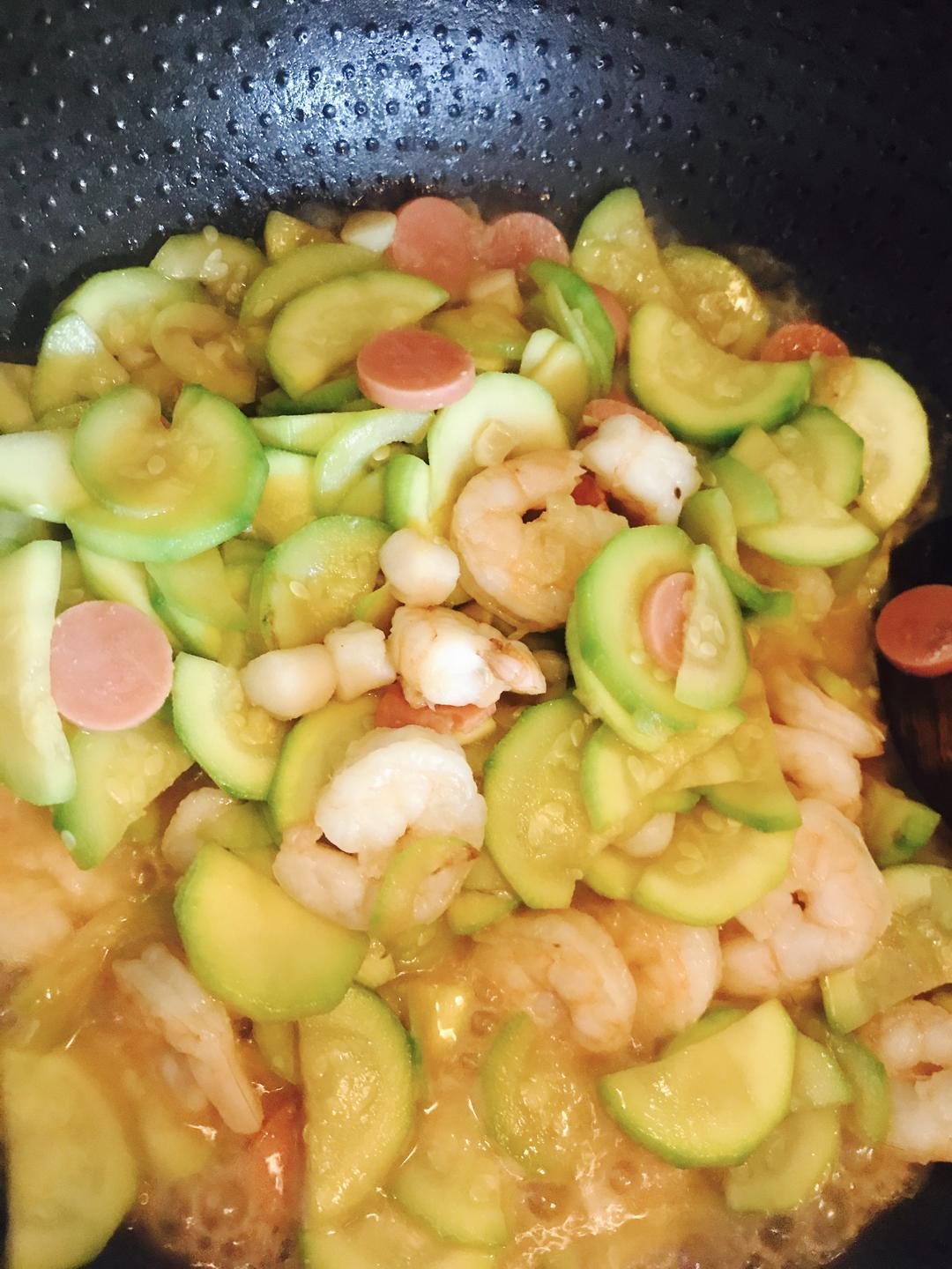 西葫芦炒扇贝丁虾仁的做法