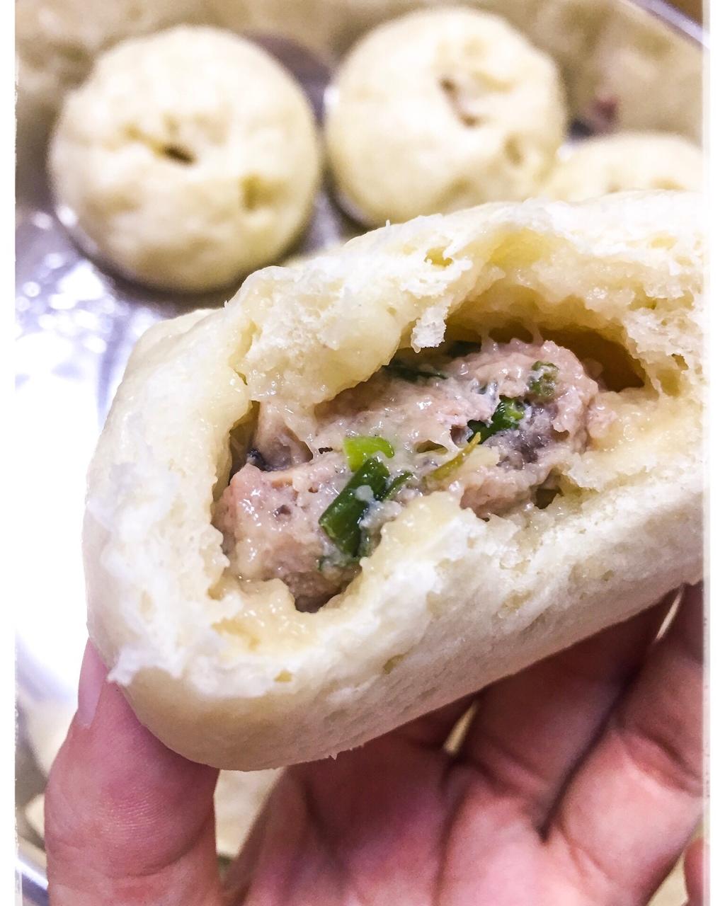 松软多汁的肉包子