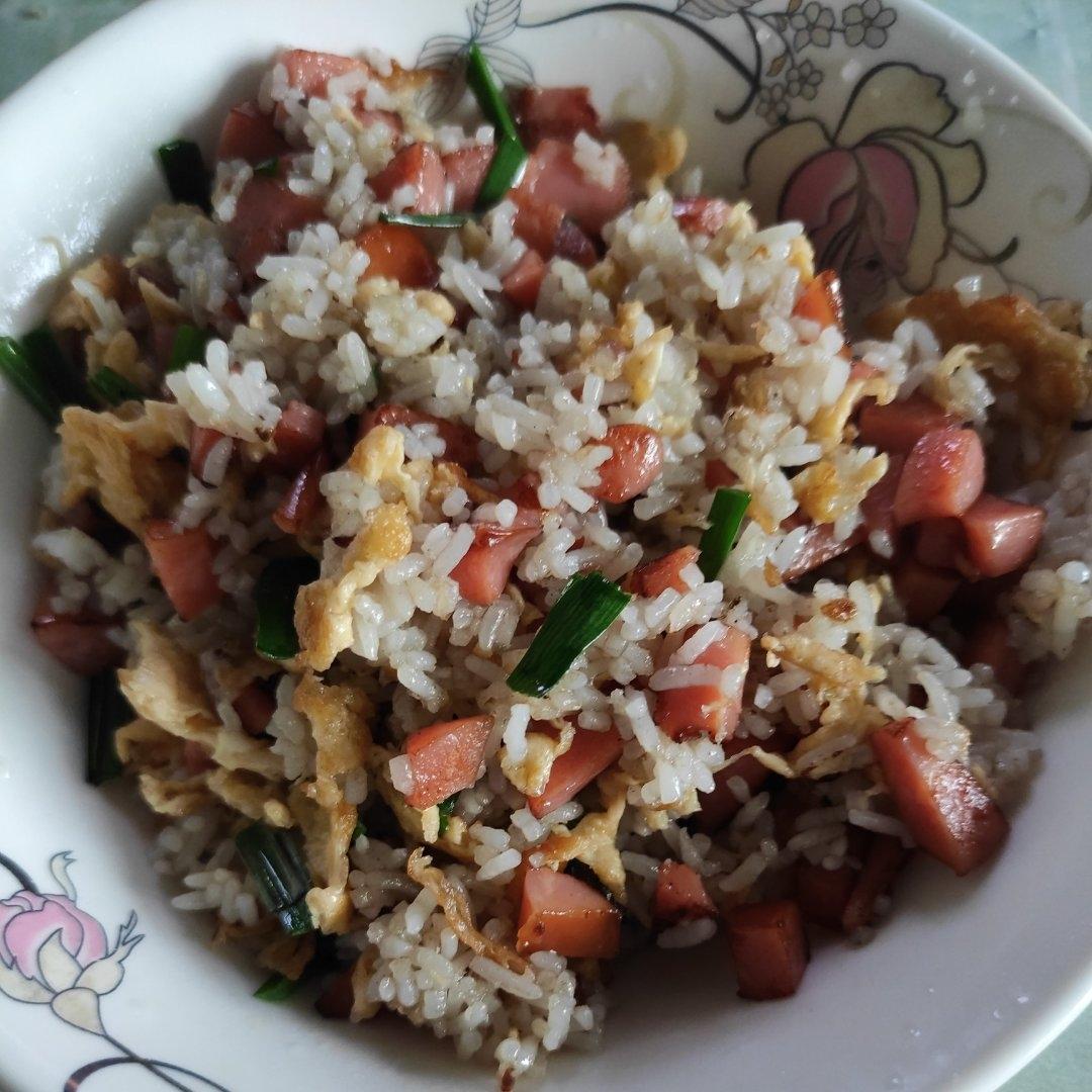 火腿肠鸡蛋炒饭