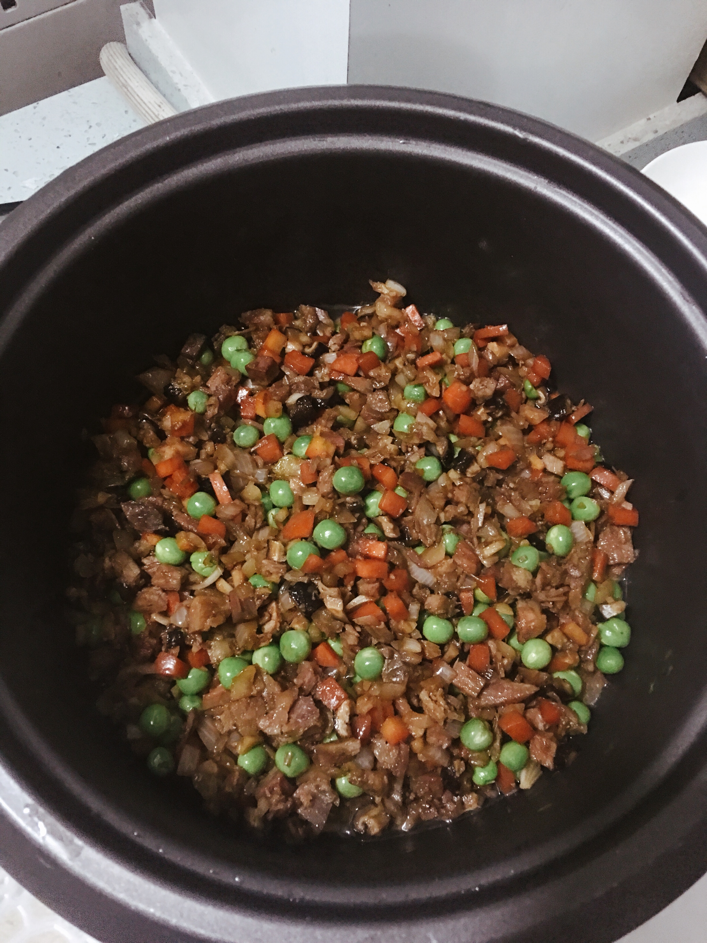 腊肉香肠青豆焖饭的做法 步骤3