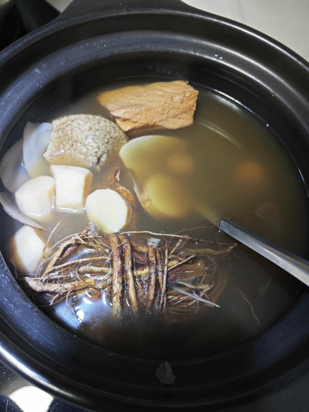 五指毛桃牛大力猪骨汤（止咳化痰润肺祛湿）❤️