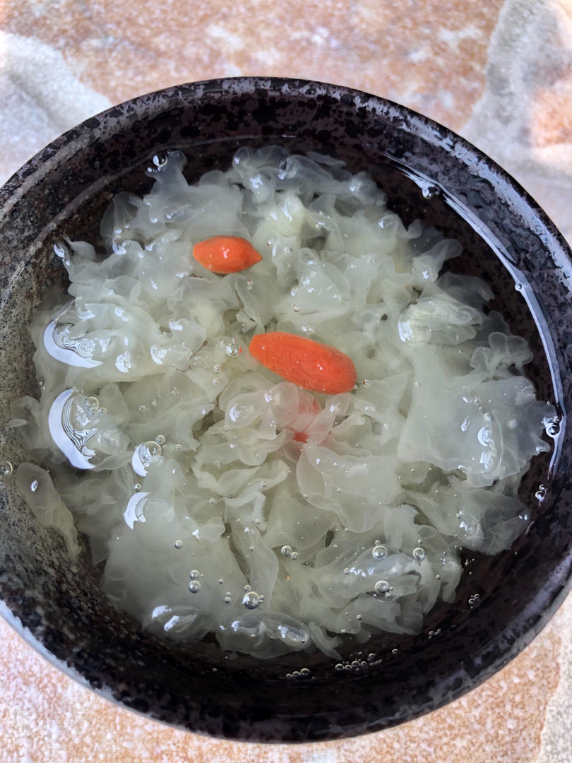 妈妈的一碗银耳羹（高压锅版蔓越莓桃胶皂角米银耳羹）