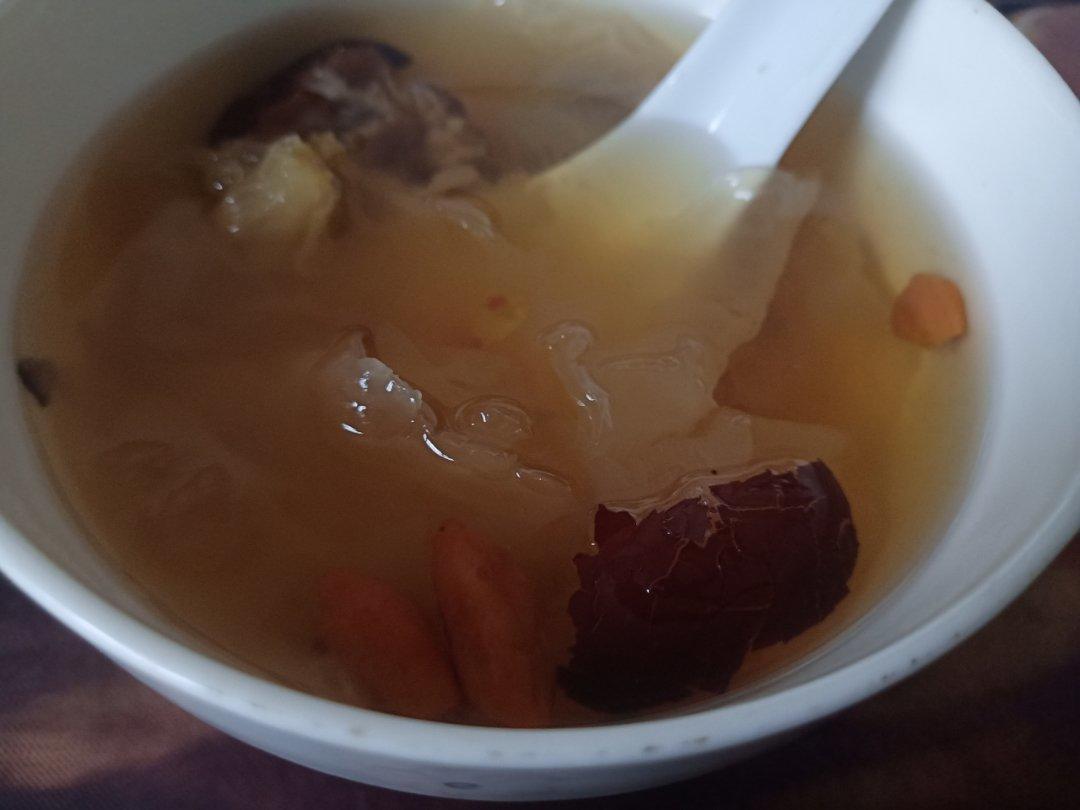 冰糖银耳红枣汤