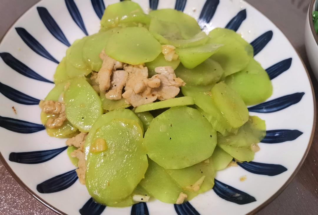 青笋炒肉片（肉片嫩青笋亮）