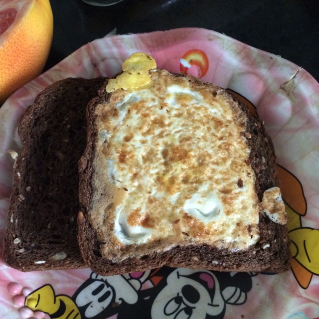土司煎蛋 Egg-in-a-hole