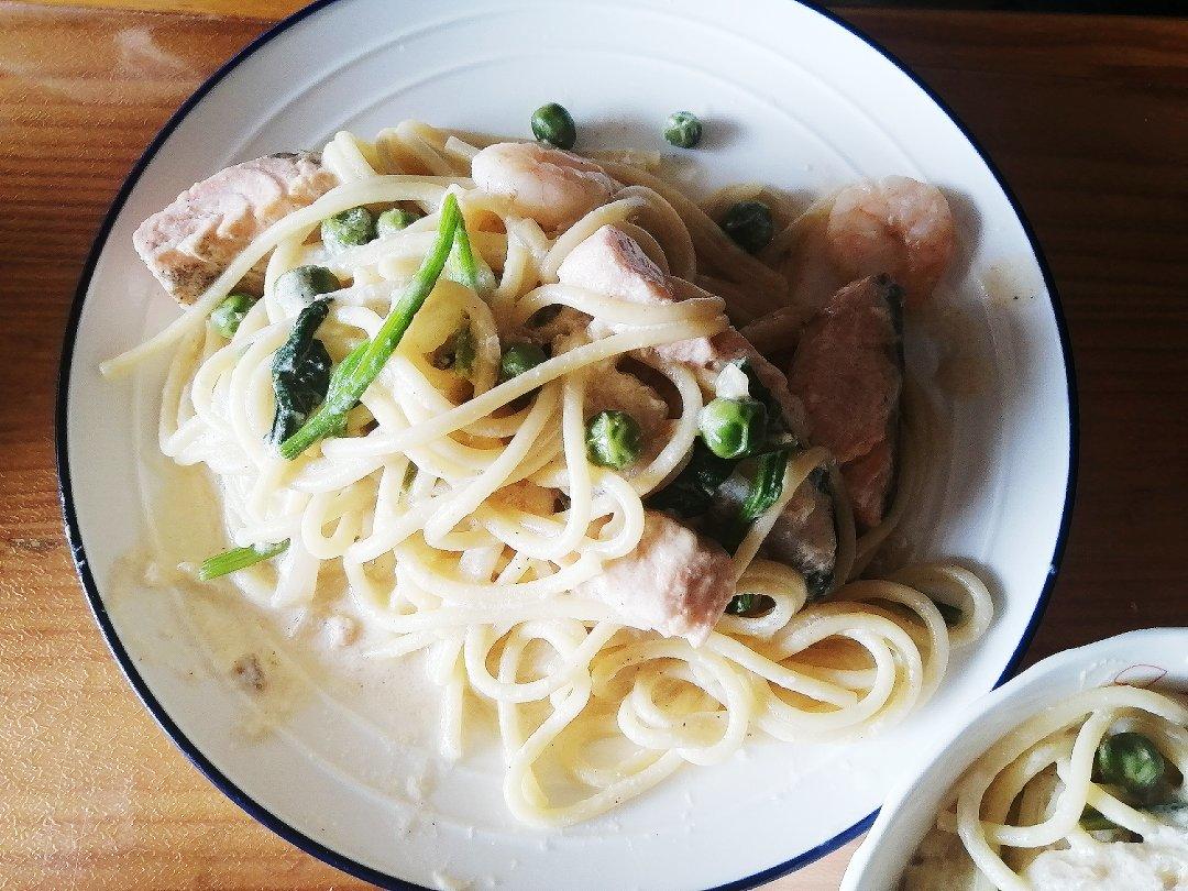 三文鱼菠菜蘑菇菜花奶油汁意大利面