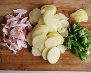 青椒土豆片的做法 步骤2