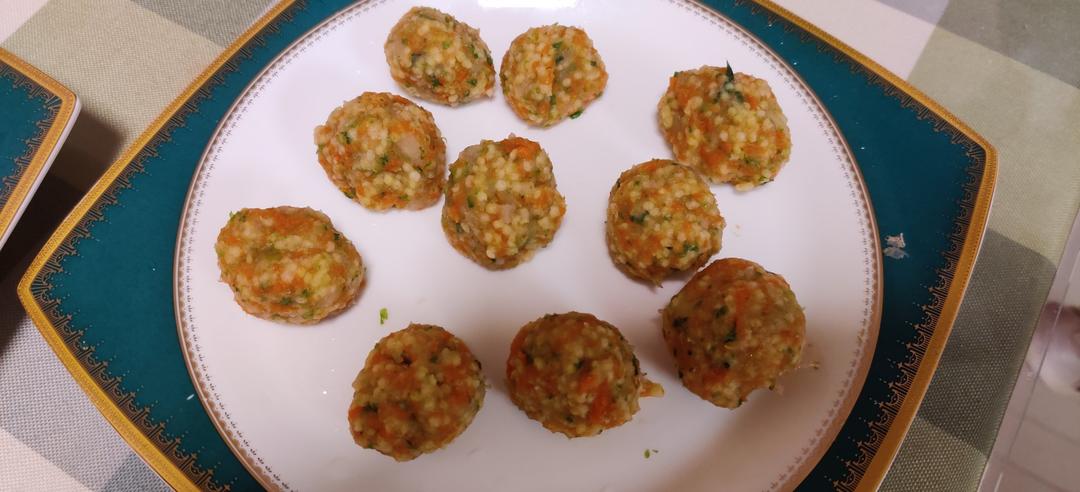 专治不爱吃蔬菜的宝宝辅食，不放一点水的小米杂蔬土豆丸
