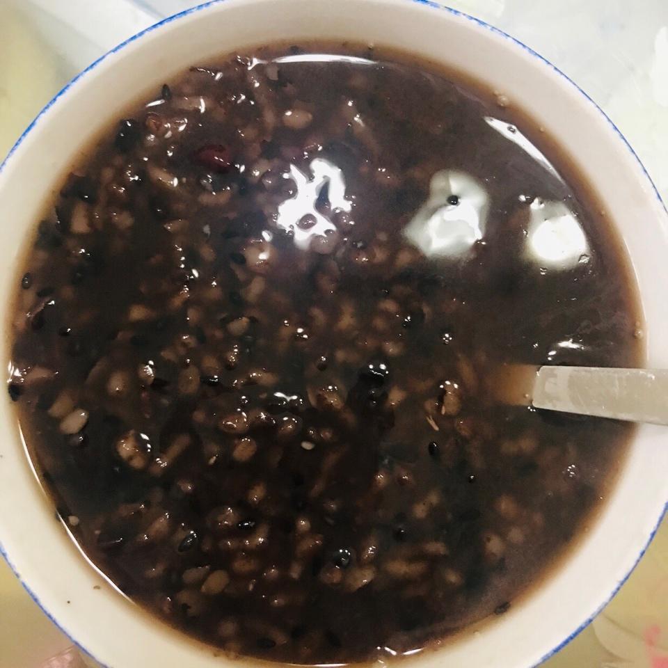 烟外晓云轻做的补肾黑米粥
