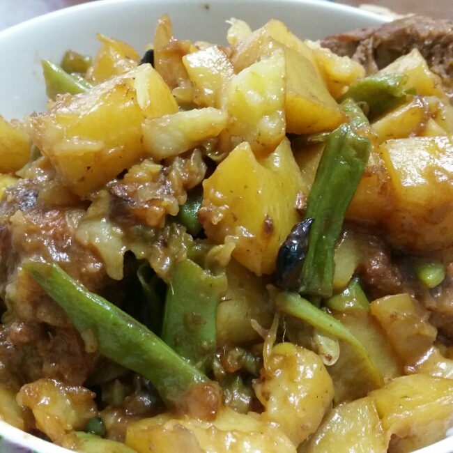 红烧排骨炖豆角土豆