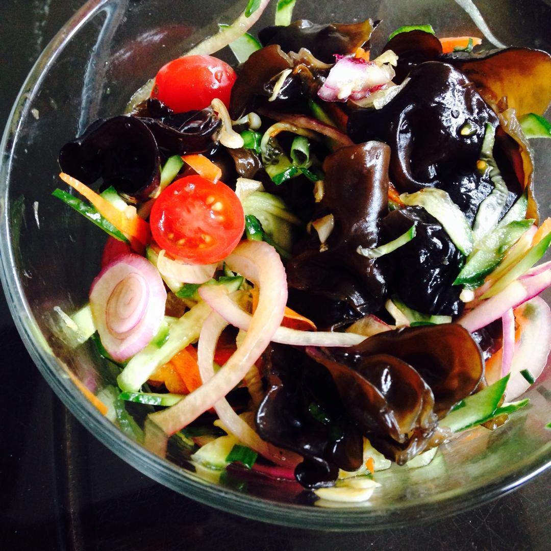 福木朱做的清爽下酒菜——凉拌木耳(芥末口味)